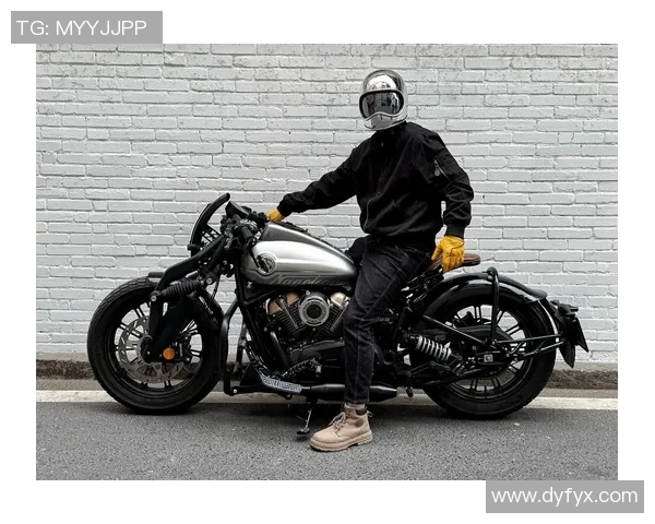 骑摩托的足球巨星：揭秘那些热爱摩托车的球场英雄们